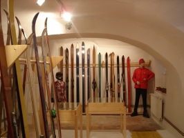  Edina soba, trenutno na razpolago, za zimske športe v Tržiškem muzeju.