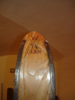  Redka slovenska partizanska smučka iz 1944, ki so jo izdelali v partizanski delavnici smuči Elan v Cerknem.          