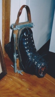  Usnjeni čevlji so se po smučanju radi skrivili navzgor na prednjem in zadnjem koncu podplata. Smučarji so jih v petdesetih letih 20. stoletja napenjali na leseni deščici.