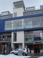Vhod v novo zgradbo Zimski športnega muzeja v Mürzzuschlagu, odprte leta 2004, ko je muzej gostil hkrati 3. FIS konferenco zgodovine smučanja. Odprtja se je udeležil tudi znani avstrijski smukač Kaiser Franz Klammer.