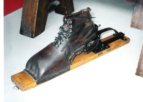 Prva patentirana varnostna smučarska vez Kurioses, 1898, Avstrija, ko se je zadaj kovinska vzmet pri padcu naprej sprostila. Kako pa je zdrsnil čevelj iz prednje usnjene kapice, pa raje nisem poskusil.