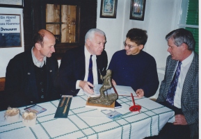 Slovenski obisk 28. 11. 1997 na povabilo muzeja v Mürzzuschlagu ob 50. letnici obstoja muzeja. Z leve: direktor Salzburškega smučarskega muzeja v Werfenwengu blizu Bischofshofna Hans Müller, poznavalec zgodovine smučanja, posebej Planice in Blok Svetozar Guček razlaga bloško smučanje ob kipcu avtorja Mihe Kača, kustos muzeja v Mürzzuschlagu mag. Hannes Nothnagl in Marjan Batagelj, soustanovitelj smučarske skupine po starem Edmund Čibej in Smučarji po starem skupine Batagelj. Borut Batagelj in Aleš Guček nista na sliki, a sta ob strani napeto vlekla na ušesa sprehod po zgodovini smučanja in pobirala drobtine z bogatinove mize.