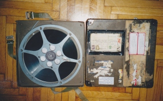 Med enim številnih mojih obiskov Mürzzuschlaga sem podaril star celuloidni 16 mm nemi film Avstrijca prof. Stefana Kruckenhauserja s posnetki avstrijske šole smučanja iz leta 1956. Film je bil posnet v komercialne namene za javna predvajanja kot reklama za avstrijski način smučanja. Meni ga je podaril bivši učitelj smučanja in prvi slovenski biomehanik Janez Spindler, ki je emigriral v ZDA zaradi montiranih procesov proti njegovi tete Albini Vodetovi in izvajali pritiske nanj. Film sem hotel podariti arhivu TV Slovenija, če mi ga presnamejo na VHS kaseto. Tedanjemu uredniku športa na TV Slovenija Igorju E. Bergantu se to ni zdelo zanimivo, vprašljivo tudi avtorstvo, čeprav je bil film narejen, kot navajam zgoraj. Film je bil nem, da so lahko v različnih jezikih po svetu poznavalci komentirali nasprotno sukanje ramen. Za športnega novinarja in urednika so bile v smučanju pač bolj pomembne zadevice, kot na primer, katera smučarka ima za maskoto medvedka in kateri ljubljeni fant jo čaka na cilju. Film sem dal presneti preko Smučarske zveze Slovenije, ki je plačala kar velike stroške, original pa podaril Zimsko športnemu muzeju v Mürzzuschlagu, ki so ga sprejeli kot svetinjo. Avstrijski film pač naj pristane v Avstriji, če imamo mi mačehovski odnos. Sposojenega iz Avstrije so ga predvajali tudi pri nas po letu 1958.