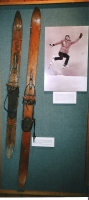  Jimmy Maden, ameriški drsalec in olimpijec leta 1928 v St. Moritzu, je naredil leta 1930 kratke smuči in na njih izvajal baletne vragolije na snegu, podobno kot pri umetnostnem drsanju. S tem je položil temelje novi disciplini baletu na smučeh, ki pa je v devetdesetih letih utonila v pozabo.