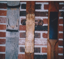  Enostavna ameriške stremena. Levo petna lesena plošča, ki je preprečevala zdrs čevlja nazaj. Streme je bilo seveda primerno le za hojo po ravnem in enostavni spust, ko smučar ni dvigoval pete čevlja (konec 19. stoletja).