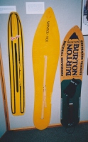  Razvoj snežne deske, kje drugje kot z začetki v ZDA. Levo prvi poskus z lastovičjim zadnjim delom snežne deske 'snurf' (Shervin Poppin, 1966), nato 'winterstick' (Dimitrij Milovich, okoli 1970) in nazadnje skoraj današnjim deskam podoben izdelek Jacka Burtona in Simsa  'snowboard' (1975 – 1977).