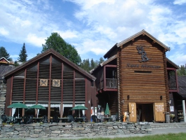  Simpatični leseni hiši smučarskega muzeja v Morgedalu v pokrajini Telemark na Norveškem.