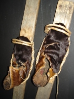 Streme Sondreja Norheima s smučarskim obuvalom (od okoli 1870). Streme je bilo zlasti primerno za skoke, saj smučka ostala med letom povezana z obuvalom. 
