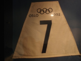  Štartna številka z zimskih olimpijskih iger leta 1952 v Oslu, ko so prvič prižgali olimpijski ogenj za zimske igre.
