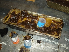 To ni čokoladna masa za izdelavo tort, temveč mešanica smučarskih maž. V začetku 20. stoletja so bile glavne sestavine maž katran, parafin in drevesne smole, potem še skrivnostne, tajne sestavine, ki so jih smučarji zvarili skupaj, da bi smučke na tekmovanjih hitreje drsele.