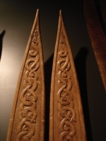  S kačami rezljano okrašena zgornja ploskev smučke iz 1879.