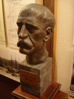 Norvežan Fridtjof Nansen se je iz Bergna preselil v Kristianijo (današnje Oslo) in začel sanjariti o polarnih odpravah. Hotel je leta 188 prečiti otok Grenland, kar mu je s spremljevalci tudi uspelo. Prečenje na smučeh je imelo velik odmev v svetu, tako da se je smučanje iz Norveške preselili tudi v srednjo in južno Evropo (Fridtjof Nansen, Polarni muzej, Tromsø, Norveška).