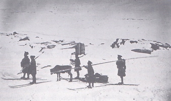 Laponca Paava Lars Nilsson Tourda in Anders Pavasson Rossa zapuščata 22. julija 1993 kamp švedskega barona A.E. Nordenskiølda na zahodni obali otoka Grenland in prehodila v 57 urah okoli 460 km notranjščine. Zajel ju je vihar in sta ga preživela 4 ure v skopani luknji pri 5 stopinj celzija pod ničlo. Na poti nista spala dva dni in pol.