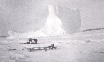 Otto Nordenskjøld, nečak barona A. E. Nordenskiølda je med letoma 1901 – 1903 dve zimi raziskoval vzhodne predele Antarktičnega polotoka in bližnjeotoke. Kitolovko Antarctico, s katero so dospeli na Snow Hill Island, je objel leden oklep ion jo strl, da je potonila 12. februarja 1903 in so morali posadka in člani polarne ekspedicije čakati na reševalno ladjo (iz zbirke Freda Goldberga).