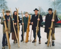  Končno so se na Blokah na županskem uradu odločili in podprli skupino bloških smučarjev, ki so prvič nastopili 21. 4. 2003 na prireditvi smučanja po starem Emaus na Kaninu. Duhovni oče skupine je bil Franc Škrabec (na sliki drugi z desne).
