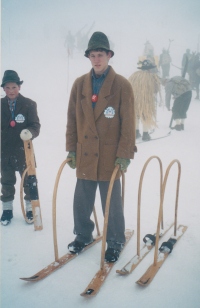  Smučar z novaško lok smučko leta 2003 na Kaninu na prireditvi EMAUS.