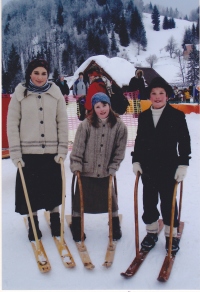  Novaški smučarji niso samo med starejšimi, ampak zelo radi stopijo na lok smučko tudi otroci (Cerkno, januar 2006, z leve): Monika Purgar, Urška Ambrožič in Urban Polak.