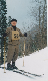  Leta 2003 je bila prireditev namesto v Mürzzuschlagu na Semmeringu, kjer je bilo dovolj snega. Japonca Hiroshi Araia, zgodovinarja smučanja, so domačini oblekli v Hannesa Schneiderja, le nemško ga niso mogli naučiti.