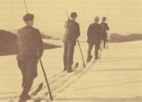  Bloški smučarji so hiteli za Marjetinimi švedskimi ugrabitelji (Borisa Orel: Bloške smuči, 1964).