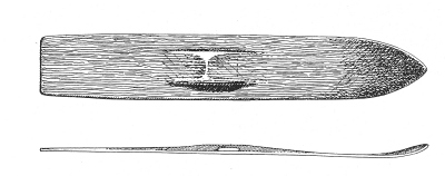  Smučka iz Hotinga na Švedskem, najdena v močvirju iz okoli 2500 let pred našim štetjem. Zgodovinarji so ta tip krajše in širše  prazgodovinske smučke imenovali južni tip in je bila največ v rabi ljudstva Laponcev, ki so živeli na vzhodu skrajnega severa Evrope v današnji Rusiji. Reža (risba v narisu) je bila namenjena namestitvi usnjenega traku, v katerega je smučar vtaknil prednji del čevlja.