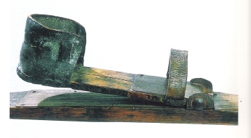  Balata vez s kovinskim opetnikom in dvižno podložno ploščo je preprečevala gibanje pete smučarskega čevlja levo in desno, posebno med zavoji (okoli 1900). 