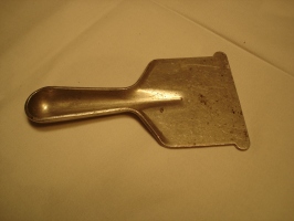  Aluminijasta strgalka za odstranjevanje ali glajenje maže na drsni ploskvi smučke (pred 2. Svetovno vojno).