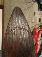  Smuči, ki jih je izdeloval kolar v Bohinjski Bistrici in so bile v prodaji že pred 1. svetovno vojno v športni trgovini JOKO v Bohinju. Proizvajalci ali prodajalci so v krivino vžgali svoj znak.  
