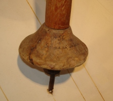  Sprva so smučarji pričvrstili na kolec leseno krpljico, da se kolec ni vgrezal v sneg, ko se je smučar odrival z njega. Lesena krpljica je bila sicer bolj trpežna od kasnejše usnjene pletene, vendar veliko težja (Smučarski muzej Umeå, Švedska). 