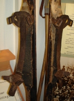  Švedska vez z železno podložno gibljivo ploščo pod podplatom čevlja, ki je preprečevala zdrsavanje čevlja levo in desno, a dopuščala dvigovanje pete za značilen tekaški korak (Vasalopps Museet – Muzej Vasa teka, Mora, Švedska). 
