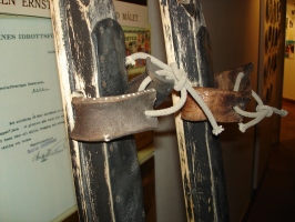  Enostavni švedski ljudski prstni trak, v katerega je smučar zataknil čevelj, a je služil le za hojo in rahli tek na smučeh ter nezahtevne spuste na smučeh po hribu (Vasalopps Museet – Muzej Vasa teka, Mora, Švedska).