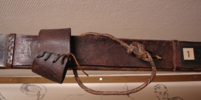  Ljudsko usnjeno streme s prstnim trakom z vezalko za prilagoditev na različne oblike čevljev ter enostavno vrvna petna stremenica (Konsberg Skimuseet, Norveška).