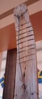  Švedska ljudska smučka iz Upplanda iz konca 19. stoletja. Poleti se je zaradi toplote in suhega zraka krivina lesene smučke zravnala. Lastnik smučke je zato z žico povezal vrh krivine s sprednjim delom smučke, da bi preprečil ravnanje lesa. Kolarji so za izdelavo smuči les klali, da so bila lesena vlakna vzdolž ploha. Ker je bilo trd les težko kriviti za oblikovanje krivine, so kmetje prečno zarezovali v vrhnja vlakna in tako lažje ukrivili oblikovani ploh (Smučarski muzej Umeå, Švedska).