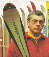  Konstrukterja smuči Jure Franko (na sliki, ni znani alpski tekmovalec) in Pavel Škofic sta leta 1989 v tovarni ELAN računalniško obdelala obliko poudarjenega stranskega loka. ELAN je leta 1990 začel izdelovati zarezne smuči SCX. Ta smučka je dobila leta 1995 v ZDA naziv SMUČKA LETA.