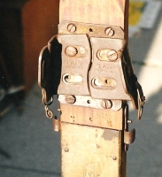  Tone Lazar iz Krope je leta 1936 patentiral kovinsko čeljust smučarske vezi. Čeljust LA-TO (Lazar Tone) je imela veliko prednost, saj ni bilo treba ponovno vrtati luknje za vijake v leseno smučko zaradi različnih širin smučarskih čevljev, temveč je bilo treba le odviti vrhnje kovinske vijake na plošči, ki je pokrivala dva dela čeljusti. Ko je bila ta plošča dvignjena, je smučar lahko razširil ali zožil oba dela čeljusti, ki sta nalegali ena v drugo s številnimi zobci. Ta čeljust je bila znana tako doma kot v tujini in so jo alpski  smučarji in skakalci s pridom uporabljali vse do prihoda varnostnih smučarskih vezi.