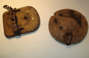  Krplje so bile v pradavnini predhodnice smuči. Sprva so bile polne lesene, kot razširjen konjska kopita, da niso bile pretežke, posebej ko se je na njih ob vsakem koraku še nabirala kopica snega. Take krplje so uporabljali Laponci tudi za hojo po močvirnati zemlji (Smučarski muzej Umeå, Švedska).