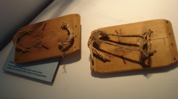  Še primer pravokotnih lesenih polnih laponski pradavnih krpelj (okoli1890, Smučarski muzej Umeå, Švedska).