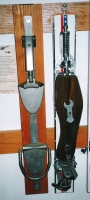  Turne vezi Tey True Hold Binding iz ZDA (levo, 1948), ki niso imele čeljusti in brez težkih petnih stremenic. Zraven je turna vez iz ZDA, ki je imela prožno ploščo po vsej dolžini podplata in kovinski opetnik. Na plošči je bil privijačen ključ, da je smučar lahko naravnaval vez po obliki čevljev (New England Ski Museum, Franconia, New Hampshire, ZDA).
