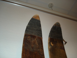  Lesene skakalne smuči so se rade lomile ali počile v krivini med doskokom. Skakalci so jih redno povijali z izolirnimi trakovi (1949, Smučarski muzej Umeå, Švedska).