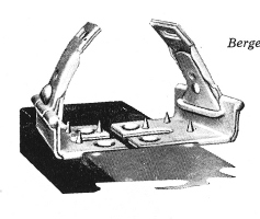  Tekaška čeljust s trni, na katere je smučar položil čevelj z enako razmaknjenimi luknjami v podplatu, da čevelj ni zdrsnil naprej ali nazaj. Prepogljiva zgornja dela čeljusti je bilo možno prilagoditi glede na višino prednjega čevlja (Bergendal vez takoj po 1900,Smučarski muzej Umeå, Švedska).