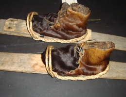  Usnjeni kožni mehki čevlji, v katere so dali ljudski smučarji v Telemark pokrajini na Norveškem suho travo, da so dodatno izolirali noge v nogavicah pred mrazom (Skyventyr – smučarski muzej v Morgedalu, pokrajina Telemark, Norveška).