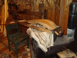  Naprava za krivljenje lesenih smuči (Skyventyr – smučarski muzej v Morgedalu, pokrajina Telemark, Norveška).