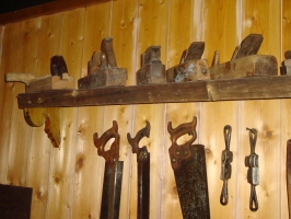  Nekaj orodja za izdelavo lesenih smuči (Skyventyr – smučarski muzej v Morgedalu, pokrajina Telemark, Norveška).