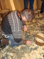  Muzejska delavnica, v kateri kustos prikazuje izdelavo pletenega stremena iz šibe iz druge polovice 19. stoletja (Skyventyr – smučarski muzej v Morgedalu, pokrajina Telemark, Norveška).