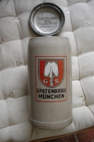  Vsi tekmovalci zimskih olimpijskih iger v Garmisch-Partenkirchnu leta 1936 na Bavarskem v Nemčiji so dobili spominski značilni nemški pivski vrček (Smučarski muzej Smučarske zveze Nemčije, Planegg, Bavarska, Nemčija).