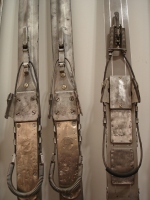  Aluminijaste smuči so prišle v modo po letu 1935. Opremili so jih s Kandahar vezmi. Zaradi tanjših smuči so morali na novo izdelati krajše kovinske vijake za pričvrstitev vezi, pa še iz materialov, ki z aluminijem niso povzročile učinkov galvanskega člena (Smučarski muzej Noldi Beck, Vaduz, Lichtenstein).