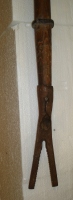  Razcepljena konica smučarskega kolca, da se je smučar konec 19. stoletja bolj učinkovito odrival od snega (Smučarski muzej Noldi Beck, Vaduz, Lichtenstein).