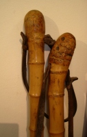  Med obema vojnama so iz daljnega vzhoda uvažali bambusove in tonking palice in iz njih izdelovali kolce smučarskih vratc in tudi smučarske palice, ki so bile lažje od leskovih. Na sliki sta vrhova smučarskih tonking palic. Ročaj je na samem vrhu odebljen, saj so pustili korenino, koreninice pa porezali (Smučarski muzej Noldi Beck, Vaduz, Lichtenstein).