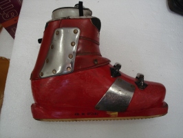 Usnjene plastificirane alpske smučarske čevlje so zamenjali čevlji iz čiste trde plastike. Ameriška proizvajalca Lange in Raichle (ta tudi v Švici) sta postala 1968 vodilna proizvajalca in prodajalca kljub razmeroma visoki ceni. Raichle je naredil poseben čevelj z zunanjo školjko, ki se je odprla s sprostitvijo zaponk, dve spredaj in dve zadaj in razširila čevelj po dolžini podplata. Notranji čevelj je bil udoben in je preprečil stiskanje nog in kosti s školjko. Dve jekleni ploščici na zunanji strani školjke, a notranji glede na paralelni položaj smuči, sta ščitili razenje robnikov po plastiki, saj so takrat smučarji smučali s sklenjenimi smučmi in za učinkovitejši zavoj tudi dvigovali notranjo smučko ter strgali plastiko na čevlju. Kasnejši tip čevlja je imel zadaj le eno in spredaj dve zaponki in sev je razprl po vzdolžni osi podplata kot prerezana lubenica. Čevlji Raichle so bili največkrat rdeče, pa tudi manj temnomodre barve. Američani so tovarno Raichle zgradili tudi v Švici (Smučarski muzej Noldi Beck, Vaduz, Lichtenstein).