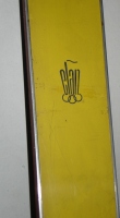  Znak Tovarne športnega orodja ELAN iz Begunj iz petdesetih let 20. stoletja. Znak je oblikoval študent arhitekture Sergej Pavlin, kasneje profesor na Fakulteti za arhitekturo. Poudarek je dal tovarni z dimnikom v logu. 