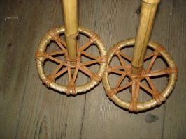 Vzorčna pletena krpljica na tonking smučarski palici.